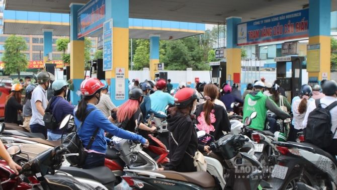 Gia xăng dầu chiều hôm nay 23/5: Giảm 'thảm hại' do tồn kho tăng vụt!