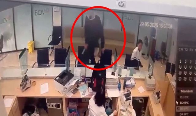 20 giây ‘nhanh như chớp’ của tên cướp ngân hàng ở Quảng Ninh, camera ghi lại cảnh hãi hùng