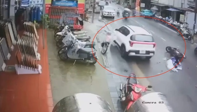 Kinh hoàng clip ô tô tông liên hoàn 3 xe máy ở Sa Pa khiến cháu bé 5 tuổi tử vong thương tâm 