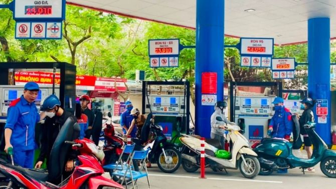 Giá xăng dầu hôm nay 1/6: Giảm 'ác' trong ngày đầu tháng, nguồn cung dư thừa trầm trọng