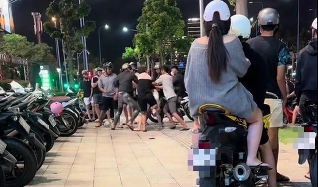 Chấn động clip khoảng 10 người hành hung 1 nam thiếu niên ở khu đô thị Sala, cơ quan chức năng vào cuộc