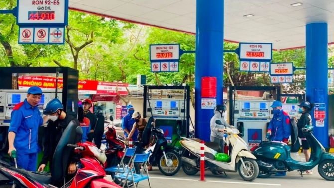 Giá xăng dầu hôm nay 11/6: RON95 trong nước đứng trước nguy cơ tăng vọt từ chiều mai!