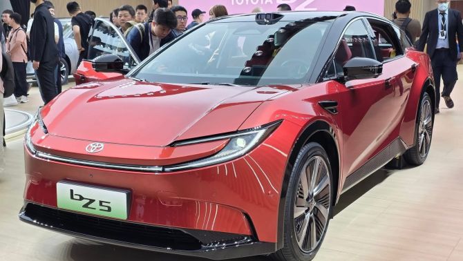 Toyota chính thức ra mắt mẫu SUV điện đẹp long lanh giá 414 triệu đồng: Dân tình đổ xô mua vì quá rẻ