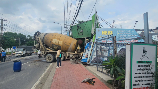 Xe bồn phóng như bay lao vào tiệm tóc: Hiện trường khiến ai cũng thót tim