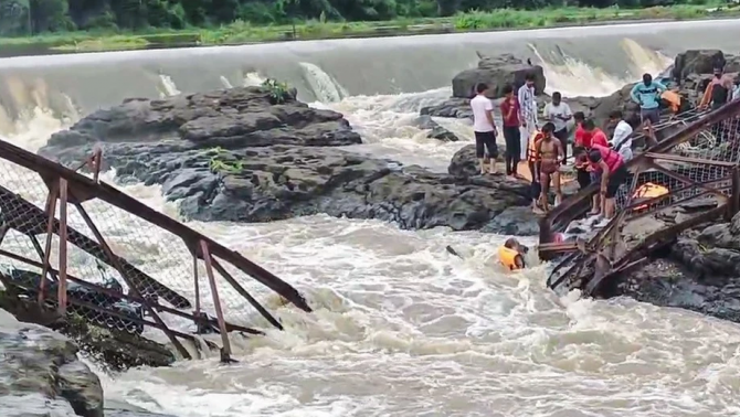 Sập cầu sau mưa lớn: Hơn 100 du khách trên cầu, ít nhất 6 người tử vong và nhiều người bị cuốn trôi