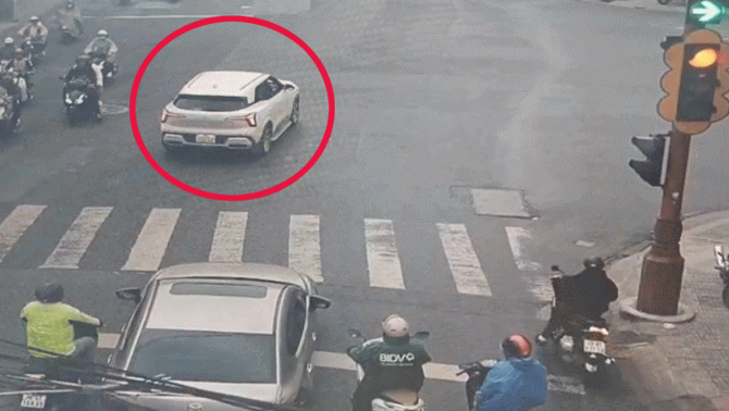 Lâm Đồng: Tài xế ô tô 2 lần vượt đèn đỏ không bị xử phạt, hé lộ lý do đằng sau?