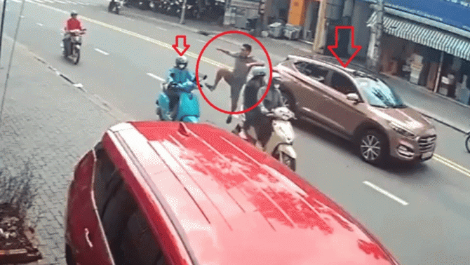 Phẫn nộ về nguyên nhân tài xế ô tô bất ngờ dừng xe giữa đường rồi lao đến đạp ngã cô gái xe ôm công nghệ