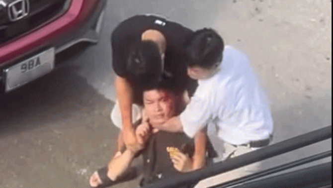 Vừa dứt câu ‘Có biết tao là ai không?’, người đàn ông lớn tuổi lao vào đánh nam thanh niên chảy máu