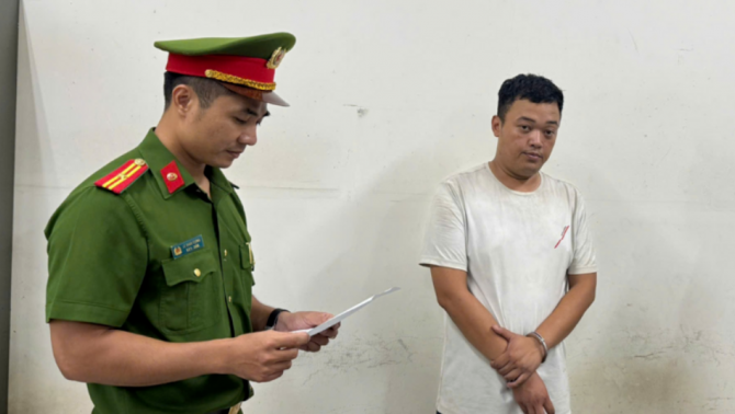 Danh tính tài xế taxi chặt chém 4,2 triệu của 2 người Mông, CA TP Hà Nội ra quyết định tạm giữ hình sự