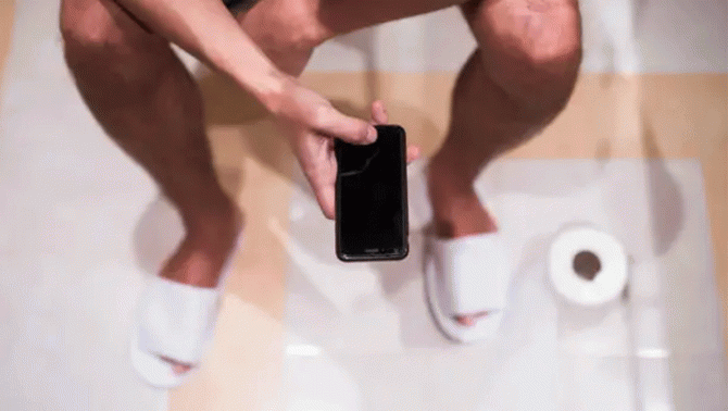 Ruột người đàn ông lòi ra 13cm khi ngồi toilet lướt điện thoại 2 tiếng, nguyên nhân nhiều người mắc