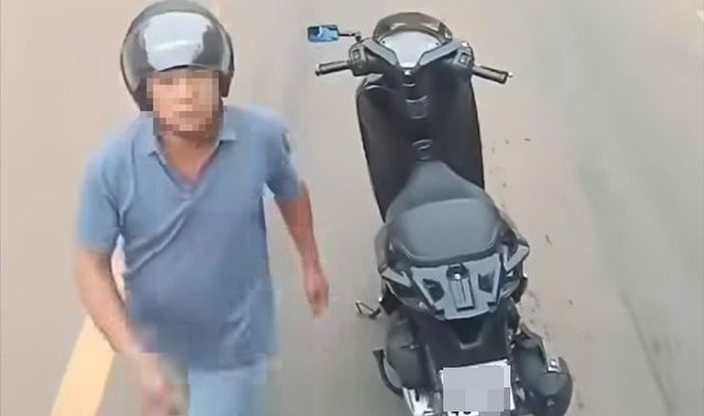 Sau clip chặn đầu ô tô, lớn tiếng ‘biết bố mày là ai không’, người đàn ông được công an mời lên làm việc
