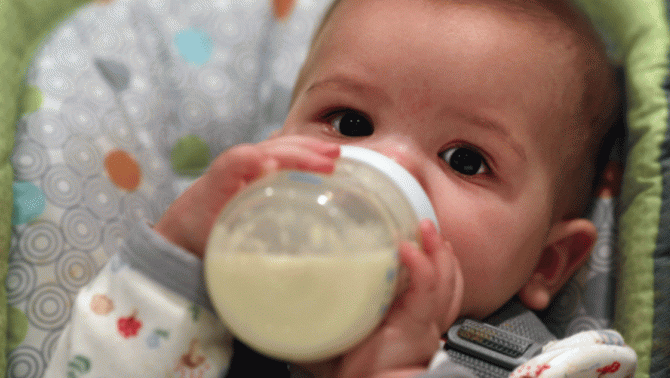 Rúng động: Trẻ bú bình có thể nuốt 1,6 triệu hạt vi nhựa/ngày trong 12 tháng đầu đời, lý do nhiều người mắc phải