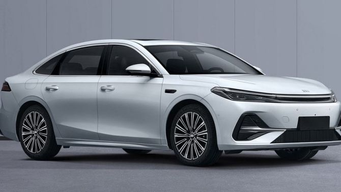 Mẫu sedan hạng D giá siêu rẻ chỉ 320 triệu đồng ra mắt: Hạ đo ván Toyota Camry và Mazda 6 vì quá đẹp