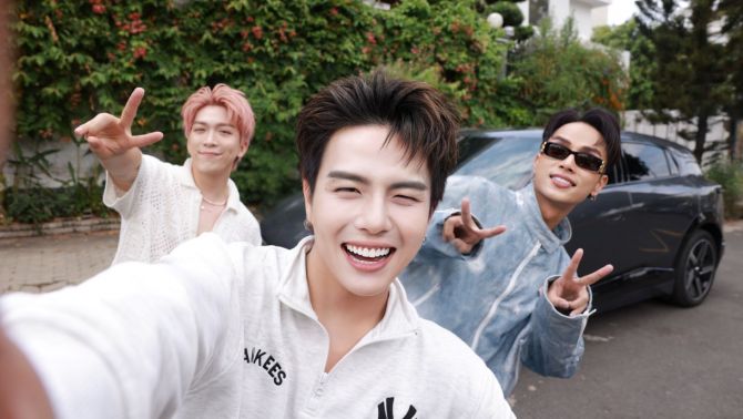 Từ ‘ổ gà’ cuộc đời đến khoang xe VinFast VF 7: Tăng Phúc, Neko Lê chill như đang… ở nhà