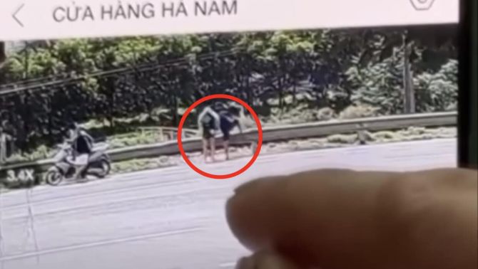 Rùng mình clip thanh niên trèo qua hộ lan băng qua đường sắt, bị tàu cuốn ngay trước mặt vợ