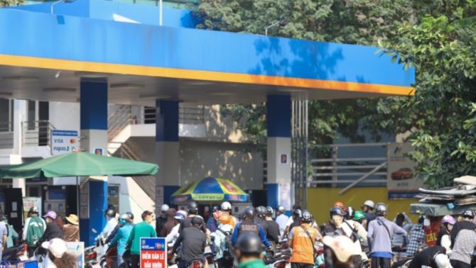 Giá xăng dầu hôm nay 26/6: Trong nước bắt đầu tăng từ chiều, dân tình 'khóc thét' với giá RON95