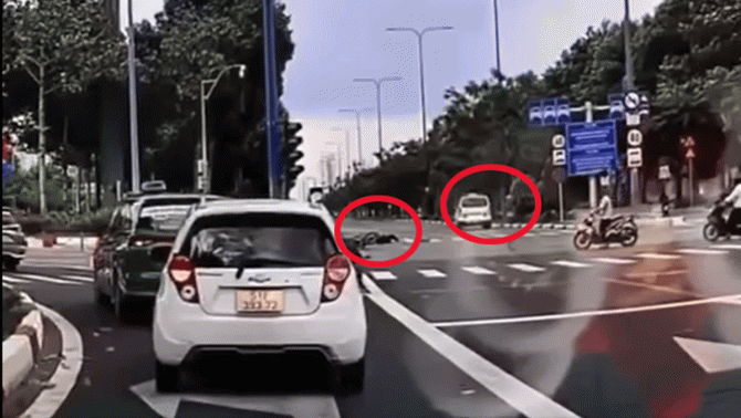 Dân mạng lan truyền clip xe cứu thương va chạm với xe máy, công an thông tin nóng về vụ việc