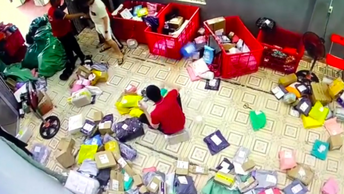 MXH xôn xao clip nam shipper ở Hải Phòng bị khách hàng hành hung ngay tại kho, hé lộ lý do gây 'sốc'