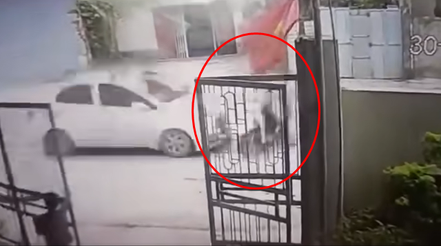 Bàng hoàng clip bé trai chứng kiến mẹ bị ô tô tông hất văng ra đường, ô tô đi với tốc độ ‘bàn thờ’