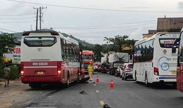 Ớn lạnh hiện trường xe giường nằm vượt ẩu, tông thiếu niên đi xe máy tử vong ở gần đèo Bảo Lộc