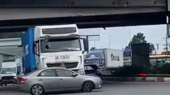Clip container đẩy ô tô trượt dài trăm mét sau va chạm, thái độ của tài xế container gây phẫn nộ