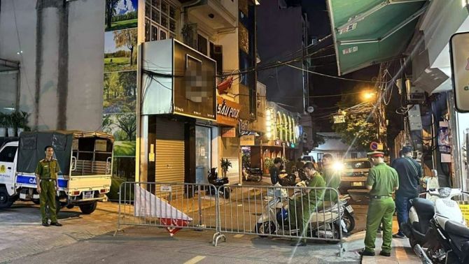 Hiện trường vụ người đàn ông rơi xuống từ nhà cao tầng ở Hà Nội, nhân chứng tiết lộ cảnh kinh hoàng