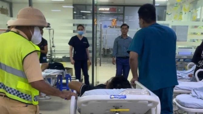 Tình hình sức khỏe tài xế xe tải đột quỵ trên cao tốc, được CSGT dùng xe chuyên dụng đưa đi cấp cứu