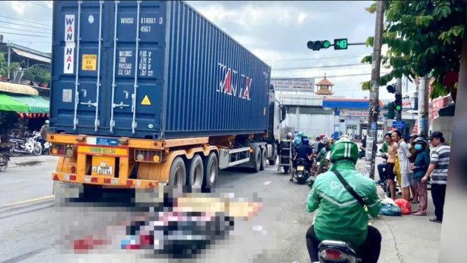 TP.HCM: Va chạm mạnh với xe container, người phụ nữ đi xe máy ngã ra đường tử vong tại chỗ
