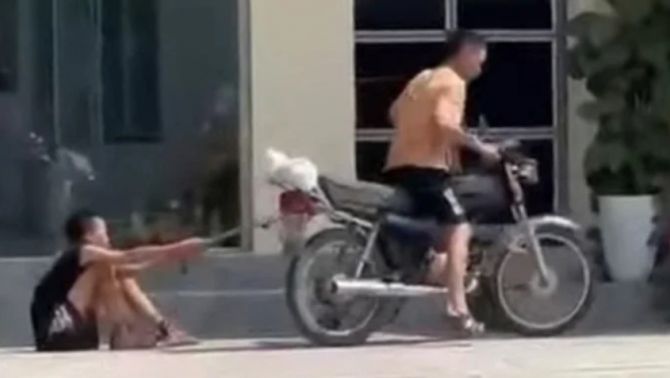 Lời khai không thể chấp nhận của người cha xích chân tay con trai, dùng xe máy kéo lê trên đường