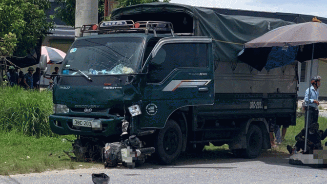 Người phụ nữ gào khóc khi thấy hiện trường vụ va chạm giữa xe tải và xe máy: 2 người thương vong