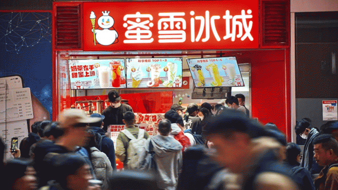 Nhân viên dùng chân đóng vòi nước uống tại cửa hàng trà sữa Mixue, đại diện thương hiệu lên tiếng phản hồi