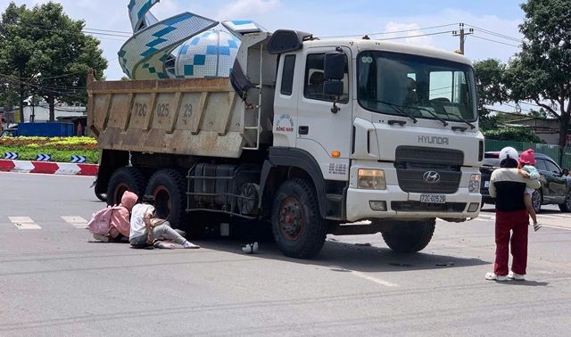 Ám ảnh hiện trường cô gái 19 tuổi bị xe tải cán tử vong tại chỗ khi cả gia đình đang trên đường đi du lịch về