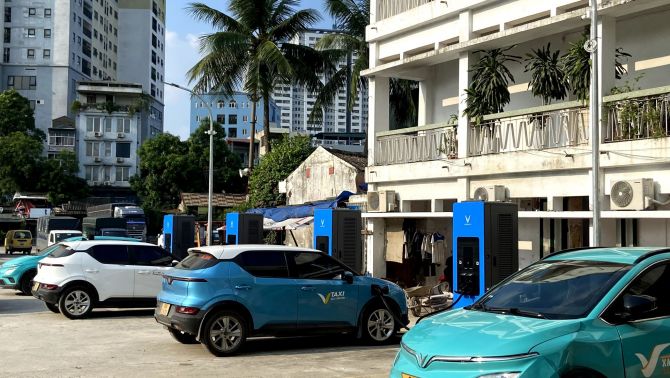 Cận cảnh trạm sạc siêu nhanh hỗ trợ tới 30 xe cùng lúc tại 785 Trương Định