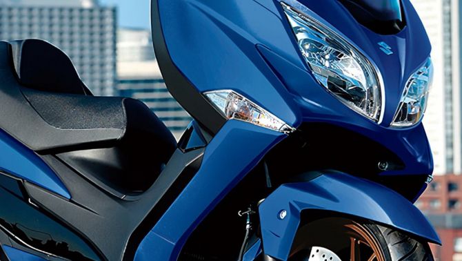 Suzuki chính thức ra mắt ‘huyền thoại xe ga’ mới xịn hơn Honda SH: Có phanh ABS, màn LCD, giá dễ mua