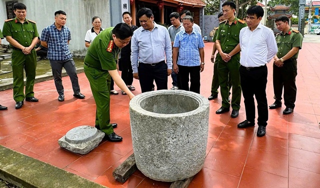 Danh tính 2 ‘đạo chích’ vào đình lấy trộm cổ vật 200 năm tuổi đem bán, bất ngờ với số tiền bán được
