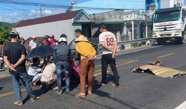 Đứng tim khoảnh khắc xe máy va chạm xe trộn bê tông ở Gia Lai khiến 2 người thương vong