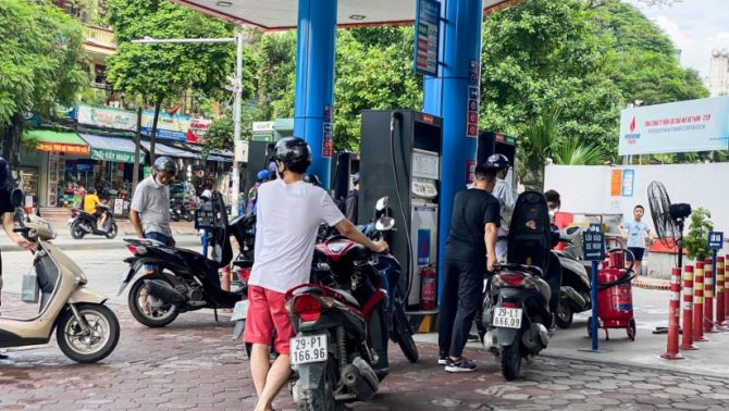 Giá xăng dầu hôm nay 13/7: Tăng ác liệt do nhu cầu tăng mạnh và nguồn cung thì khan hiếm