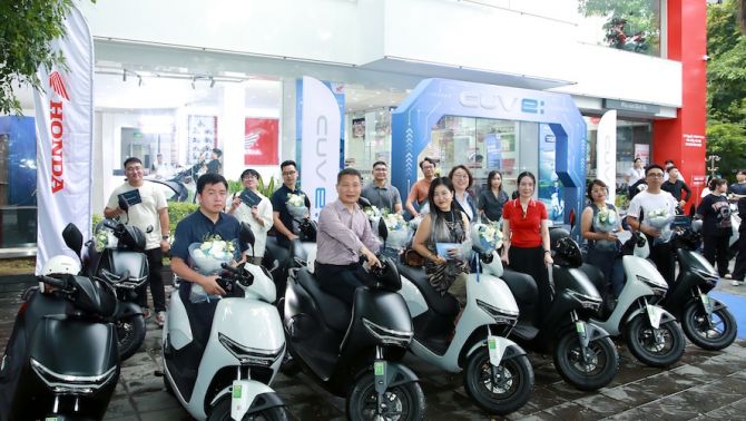 Xe máy điện cao cấp Honda CUV e: chính thức bàn giao đến những khách hàng đầu tiên