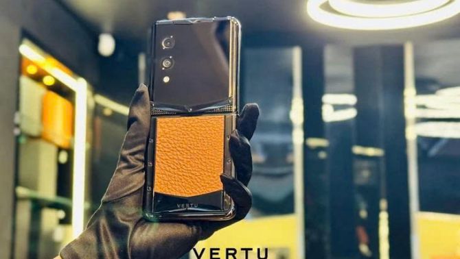 Vertu ra mắt điện thoại gập đắt nhất thế giới được làm từ vàng và da cá sấu, giá trên 600 triệu đồng