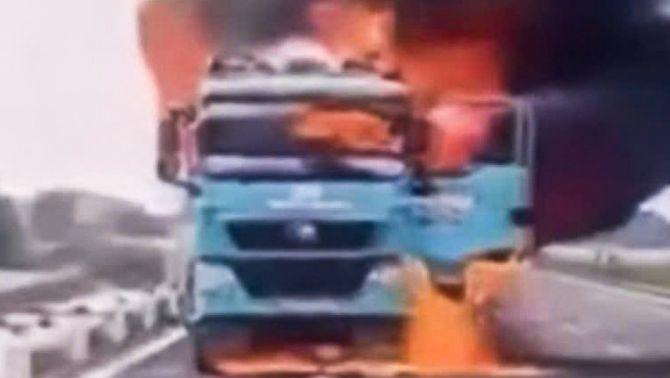 Nguyên nhân xe tải bốc cháy dữ dội khi đang lưu thông ở Ninh Bình, tài xế lập tức làm 1 hành động khi xảy ra cháy