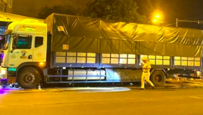 Ám ảnh hiện trường tai nạn: Bé gái 5 tuổi tử vong dưới gầm xe tải khi về nhà sau khi khám bệnh