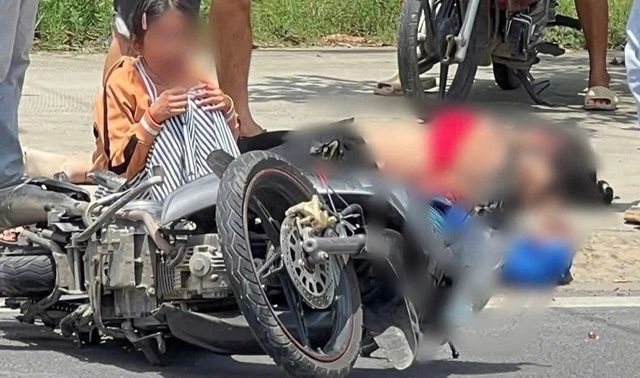 Va chạm kinh hoàng giữa xe máy với xe bán tải khiến 2 người tử vong, con gái gào khóc tại hiện trường