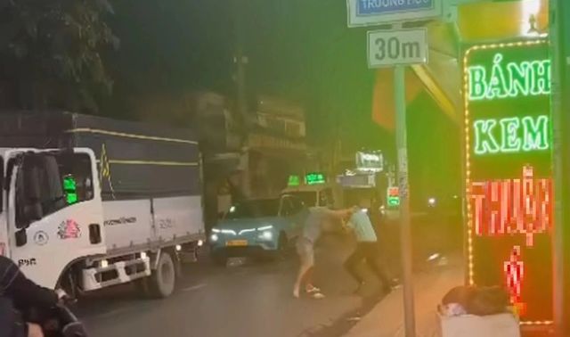 Phẫn nộ clip tài xế xe công nghệ bị người đàn ông cầm ‘mỏ lết’ liên tiếp đánh vào người gây náo loạn