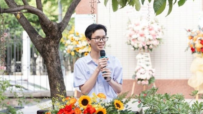 Thân thế thủ khoa B00 khiến nam chính ngôn tình cũng phải 'xách dép', ngày học nội trú ba ca