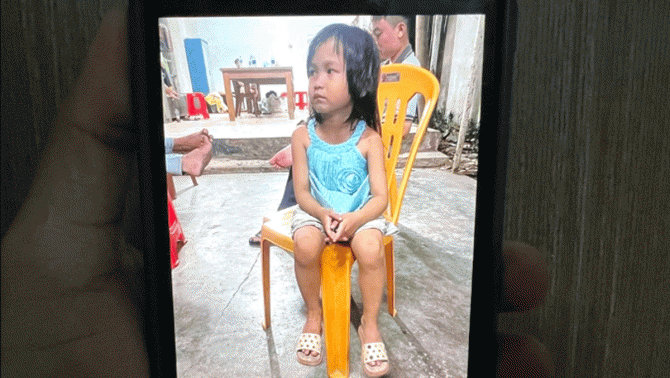 Thông báo khẩn: Tìm người thân bé gái đi lạc vào quán cà phê tại TP.HCM suốt một tuần qua