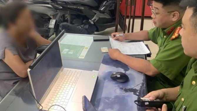 Đứng hình trước câu nói 'đốp chát' của người phụ nữ trông giữ xe trái phép tại Nhà tang lễ Hà Nội