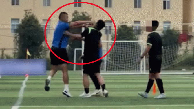 Huấn luyện viên và trọng tài xảy ra xô xát ngay trên sân bóng thiếu niên khiến các em nhỏ hoảng sợ