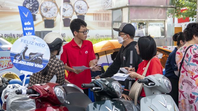 Người dân Hà Nội, TP.HCM, Hưng Yên nô nức đổi xe máy xăng lấy xe máy điện