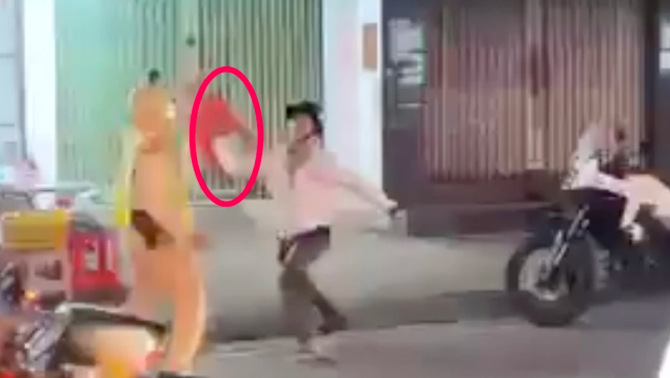 Clip người đàn ông dùng ghế tấn công cảnh sát giao thông với hung hăng, đe dọa, lý do gây bức xúc?