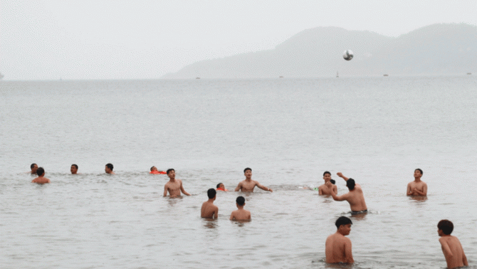 Bất chấp biển cấm trước bão số 3, nhóm du khách vẫn tắm biển Cửa Lò, nhiều người không mặc áo phao